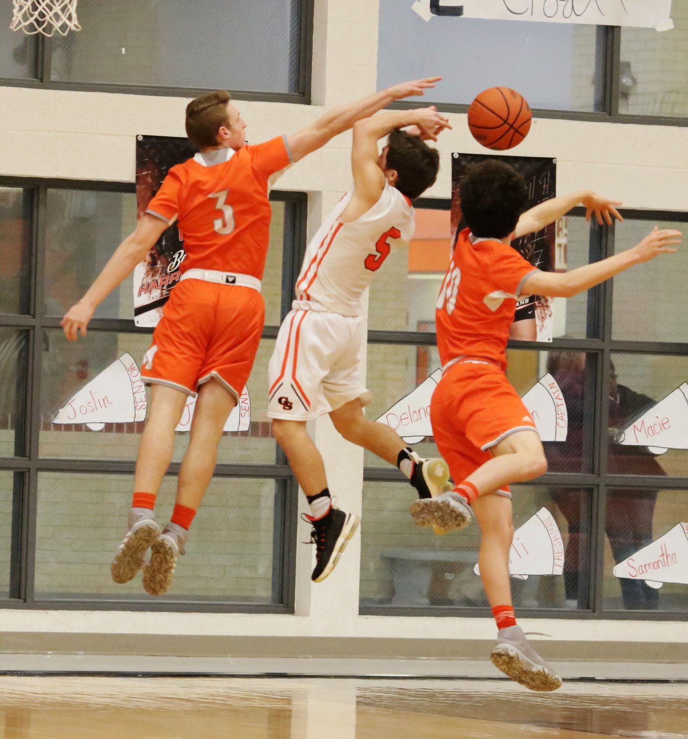 Mineola’s Jonah Fischer (left) and Kelby Bruner deny a Grand Saline shot attempt in action Friday.